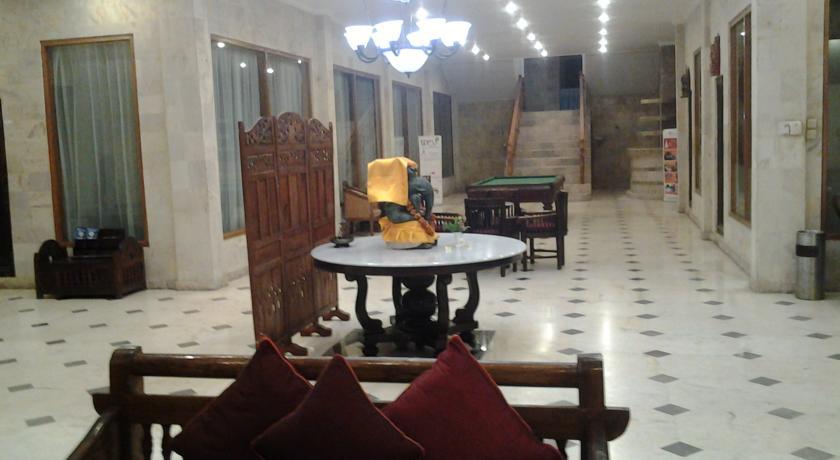 Oyo 2334 Melka Excelsior Hotel Сингараджа Экстерьер фото