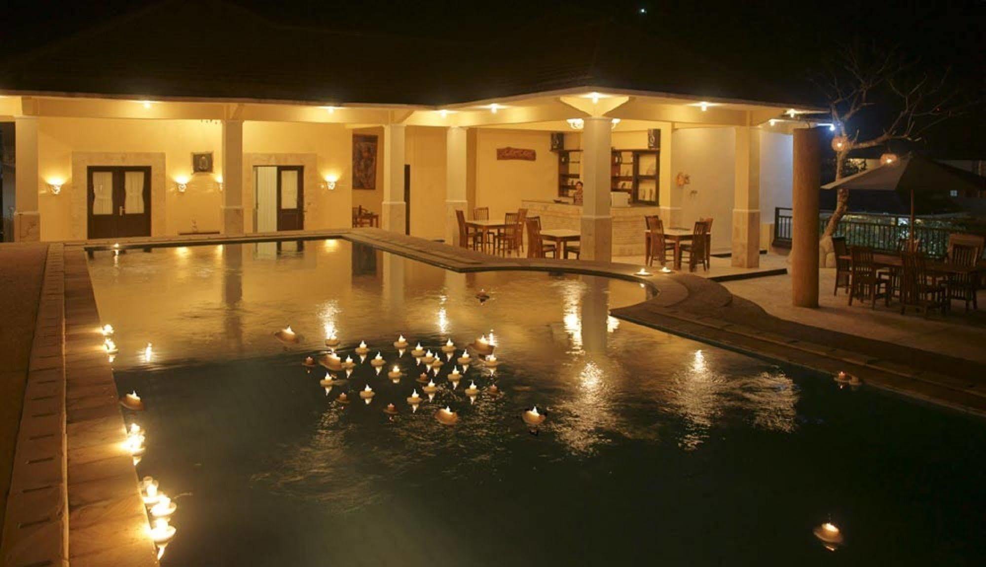 Oyo 2334 Melka Excelsior Hotel Сингараджа Экстерьер фото